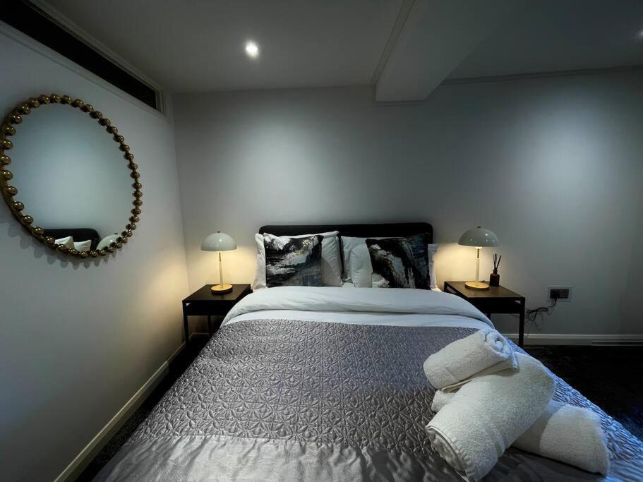 By The Flat Accommodating 5 Guests * Hove
