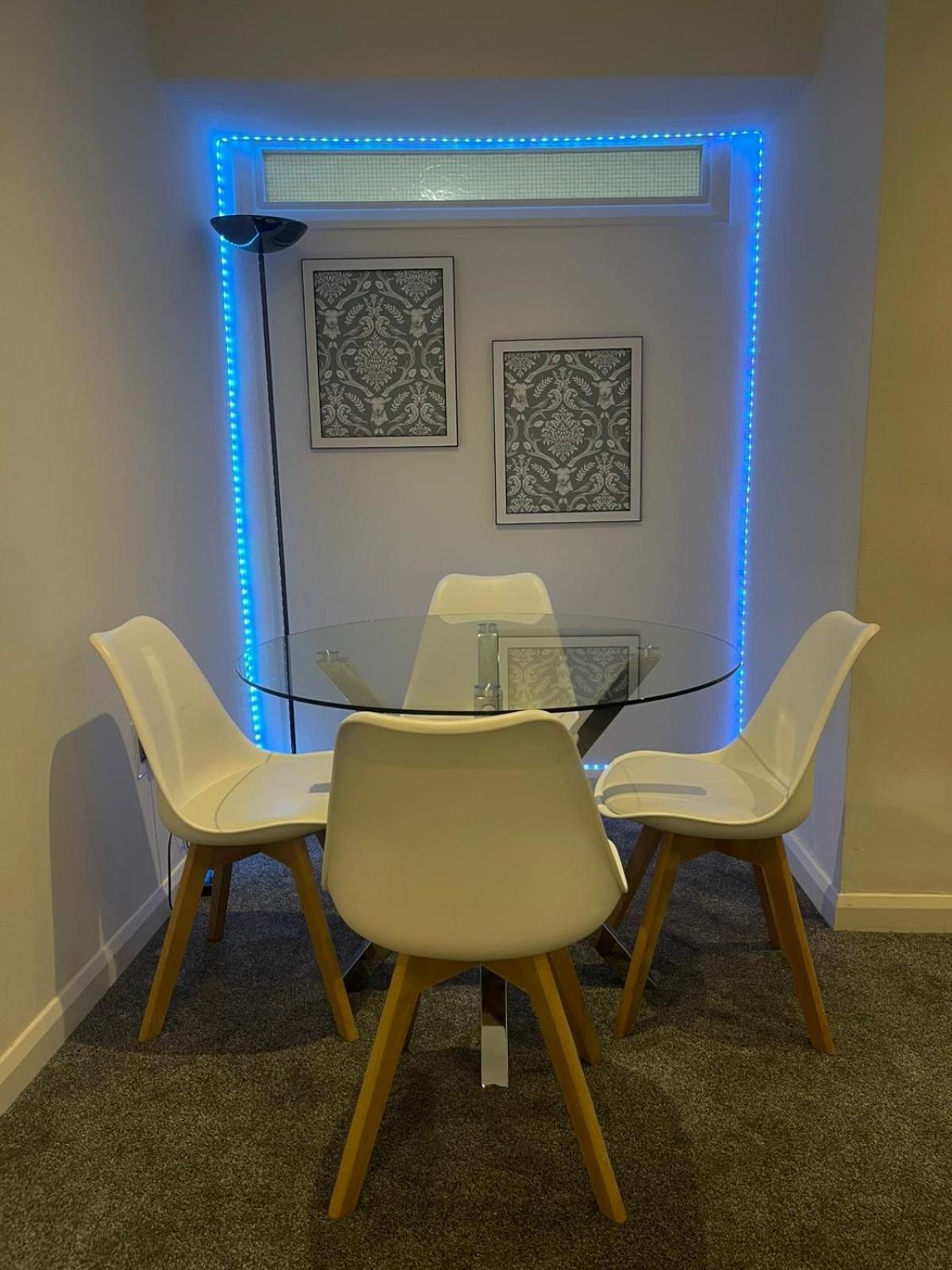 By The Flat Accommodating 5 Guests Appartement