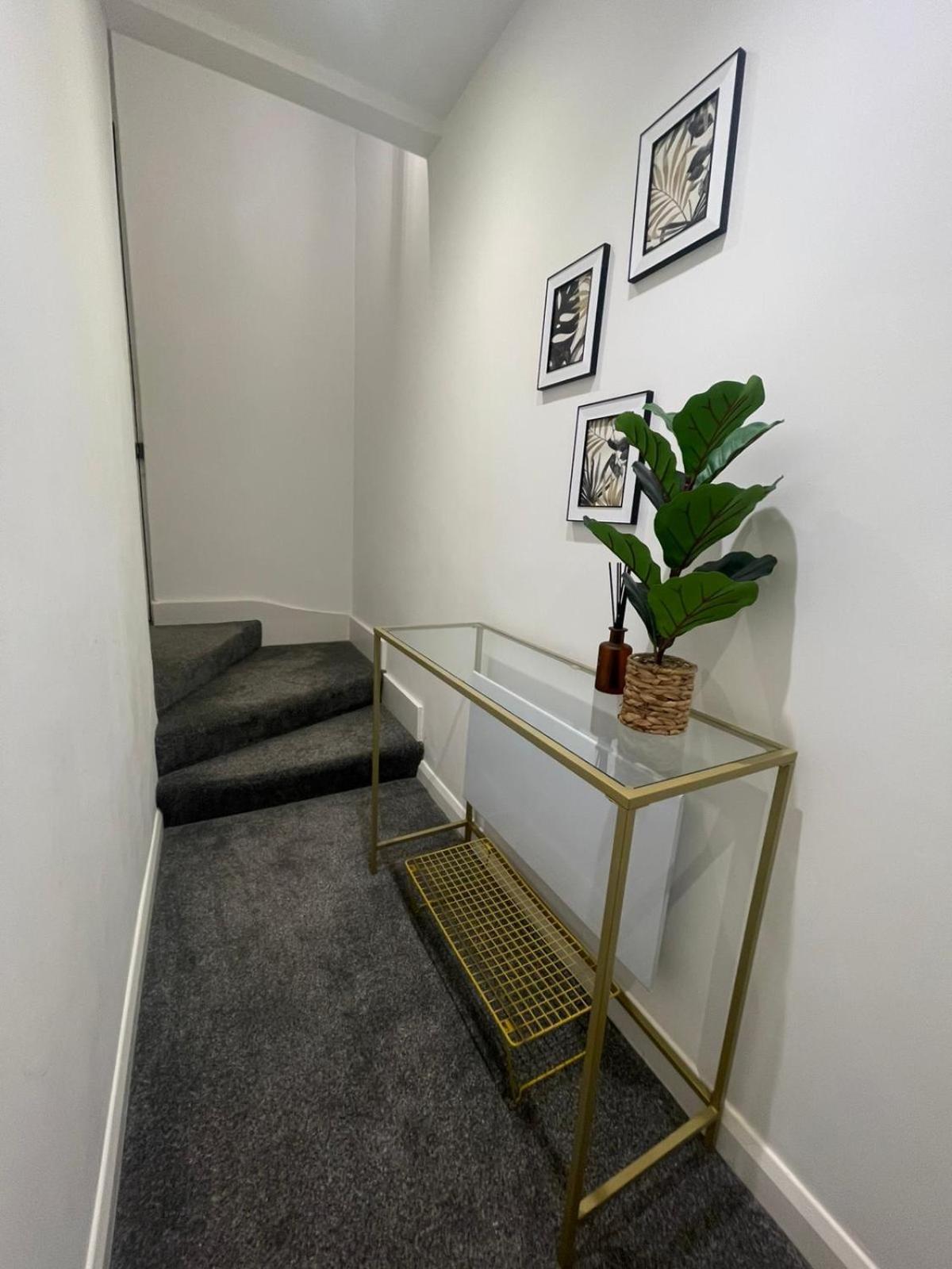 By The Flat Accommodating 5 Guests * Hove