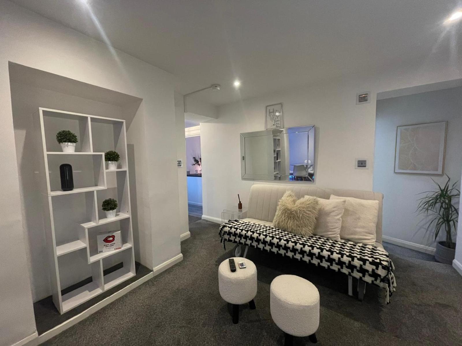 By The Flat Accommodating 5 Guests Appartement Hove