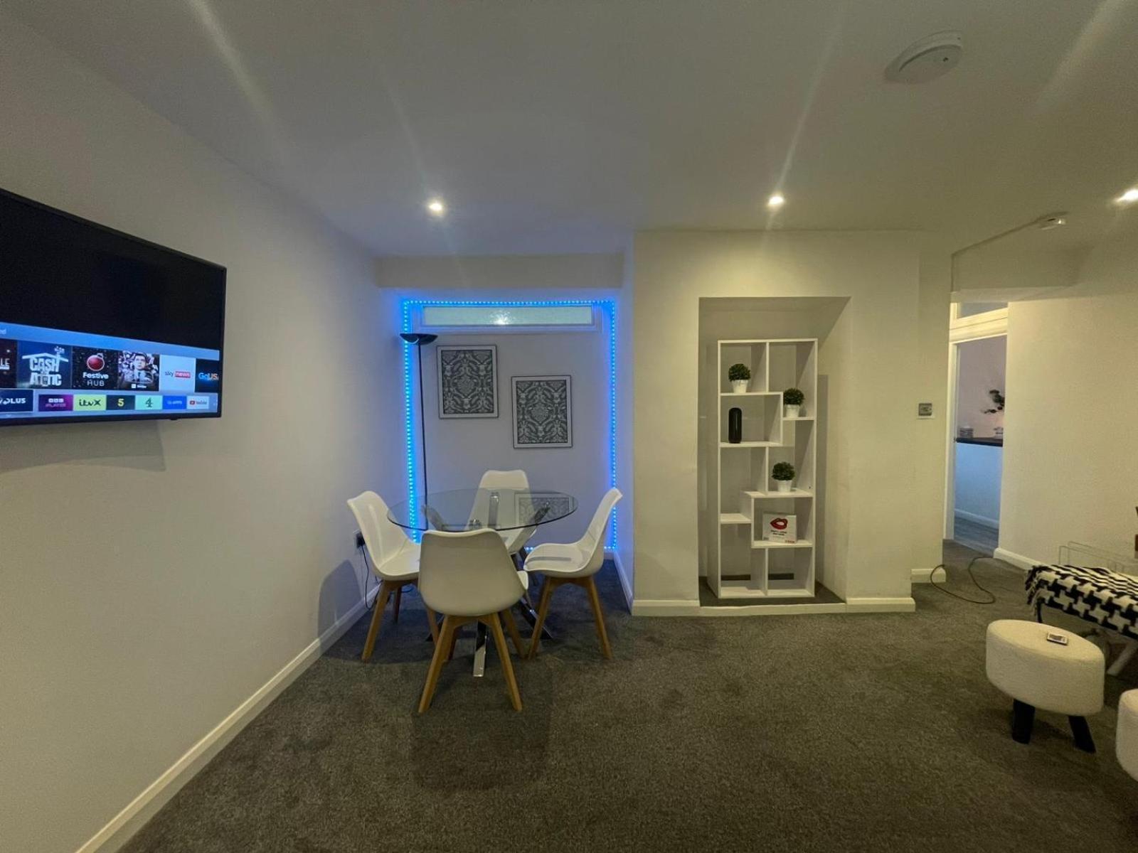 By The Flat Accommodating 5 Guests Appartement *
