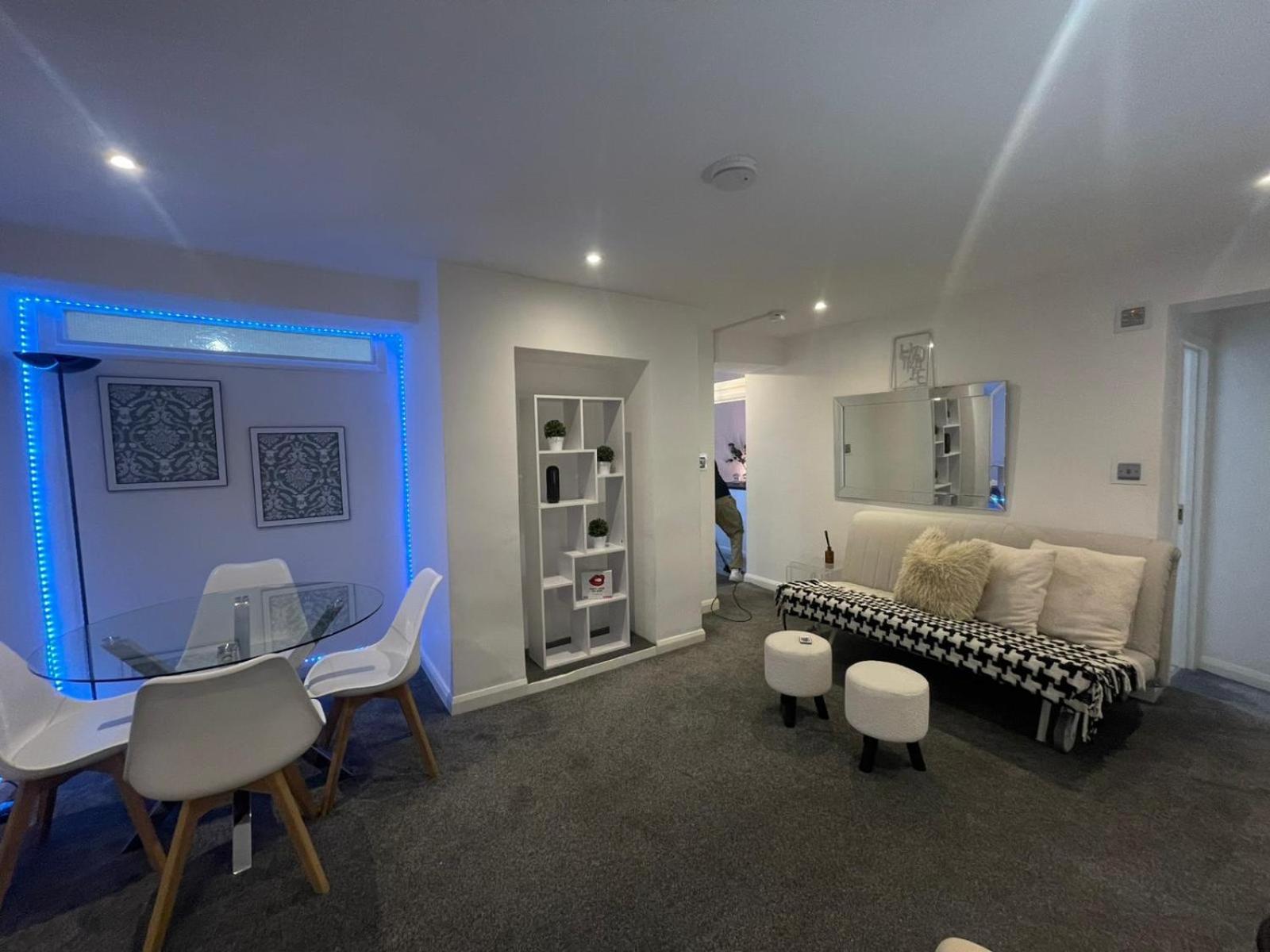 Appartement By The Flat Accommodating 5 Guests *