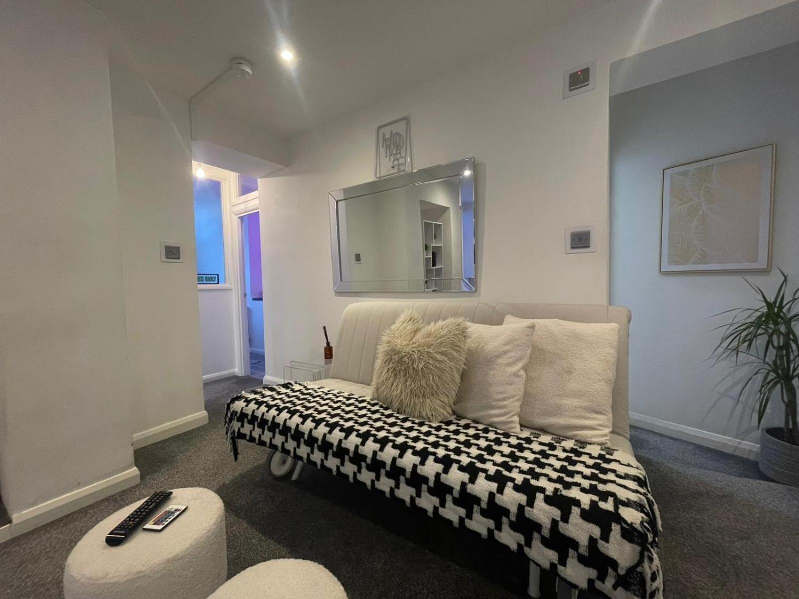 By The Flat Accommodating 5 Guests Hove