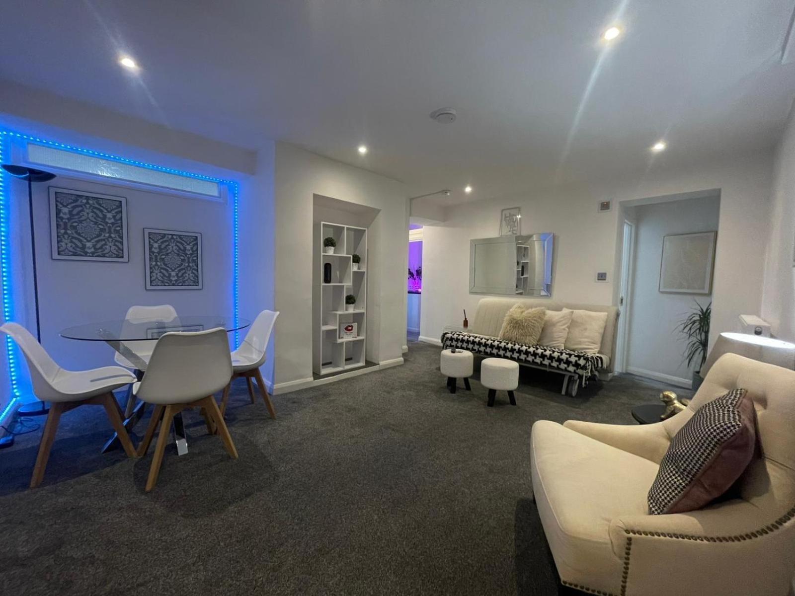 By The Flat Accommodating 5 Guests Appartement *