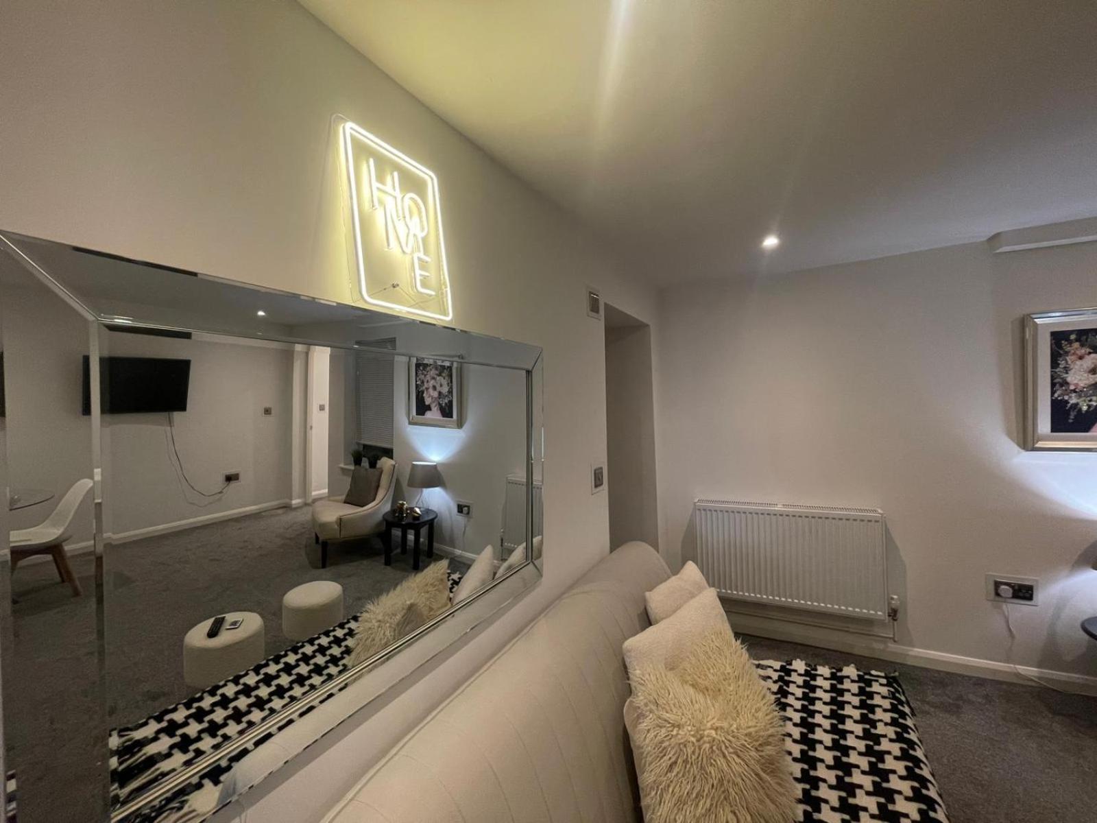 By The Flat Accommodating 5 Guests Appartement