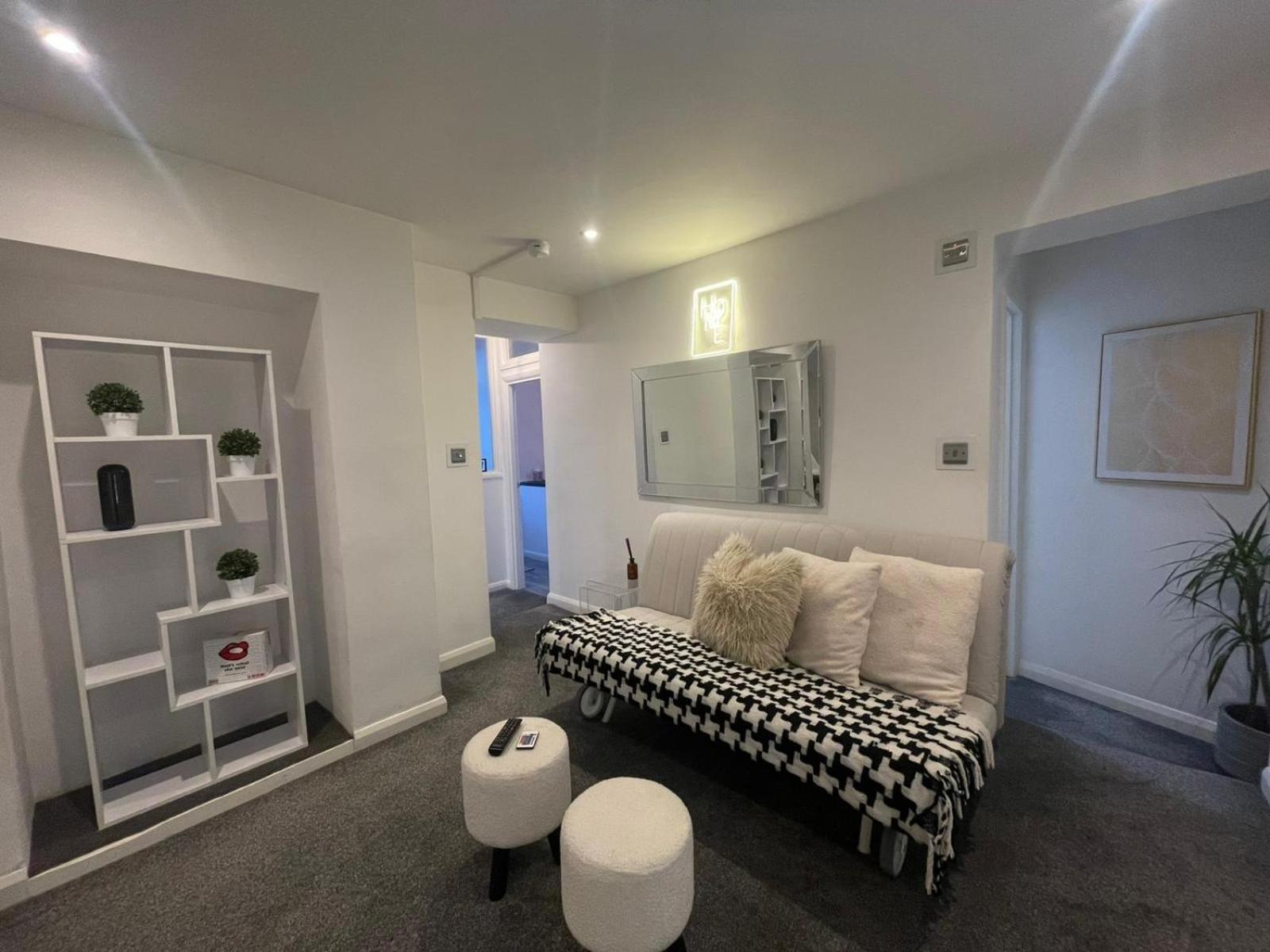 By The Flat Accommodating 5 Guests Appartement *