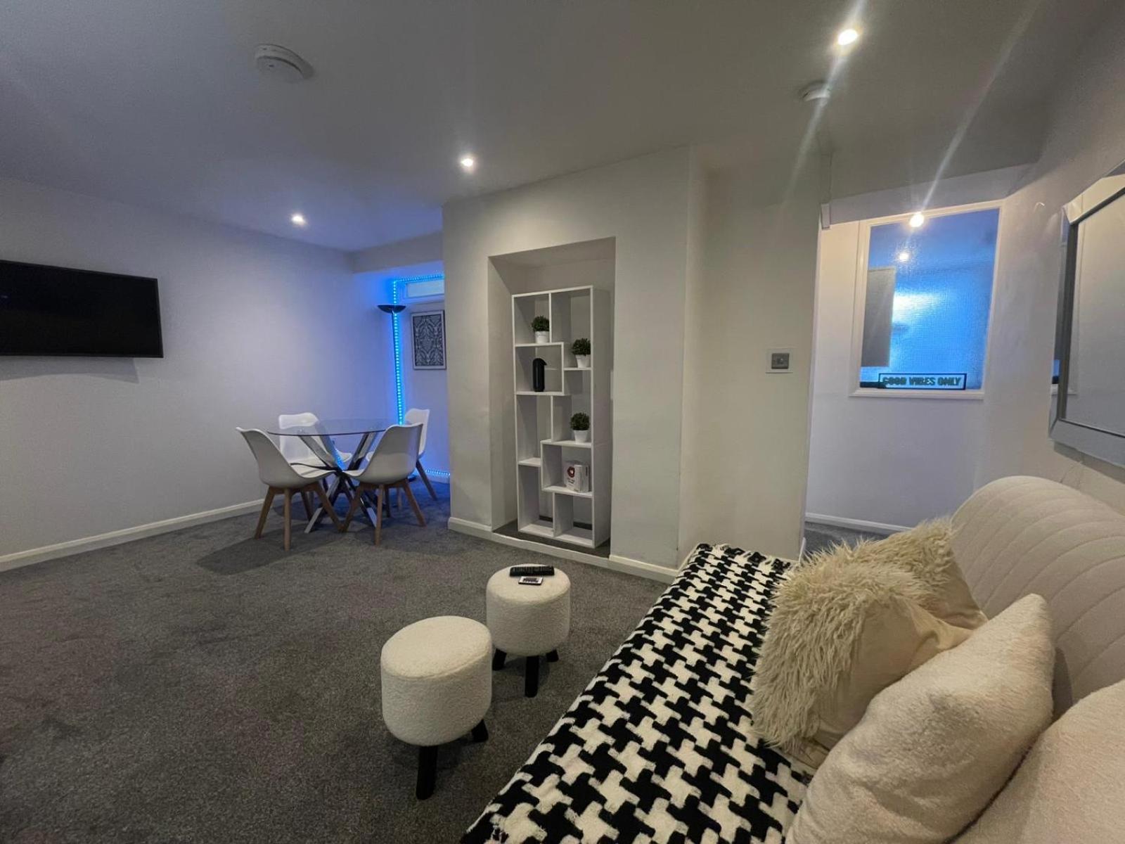 By The Flat Accommodating 5 Guests Appartement